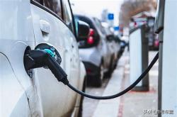 新能源汽车遇到堵车