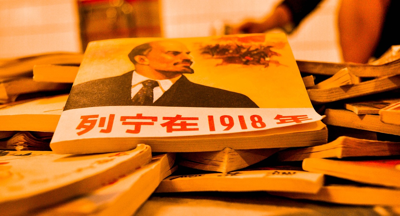 俄罗斯总统普京2023年10月16日主持召开经济问题工作会议，研究当前经济形势，并特别关注粮食和能源安全问题。