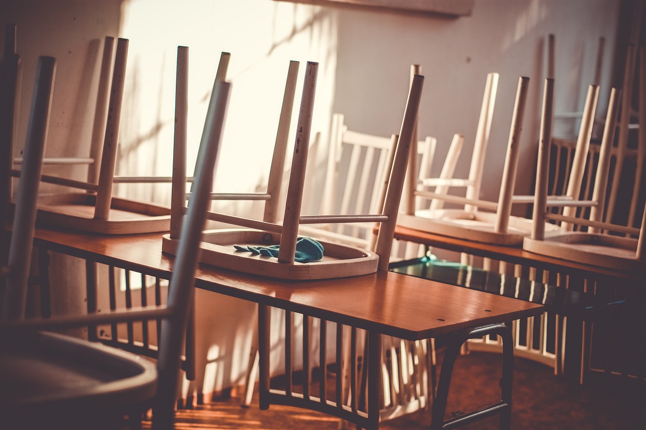 钢琴老师称家被带了6年的学生砸了