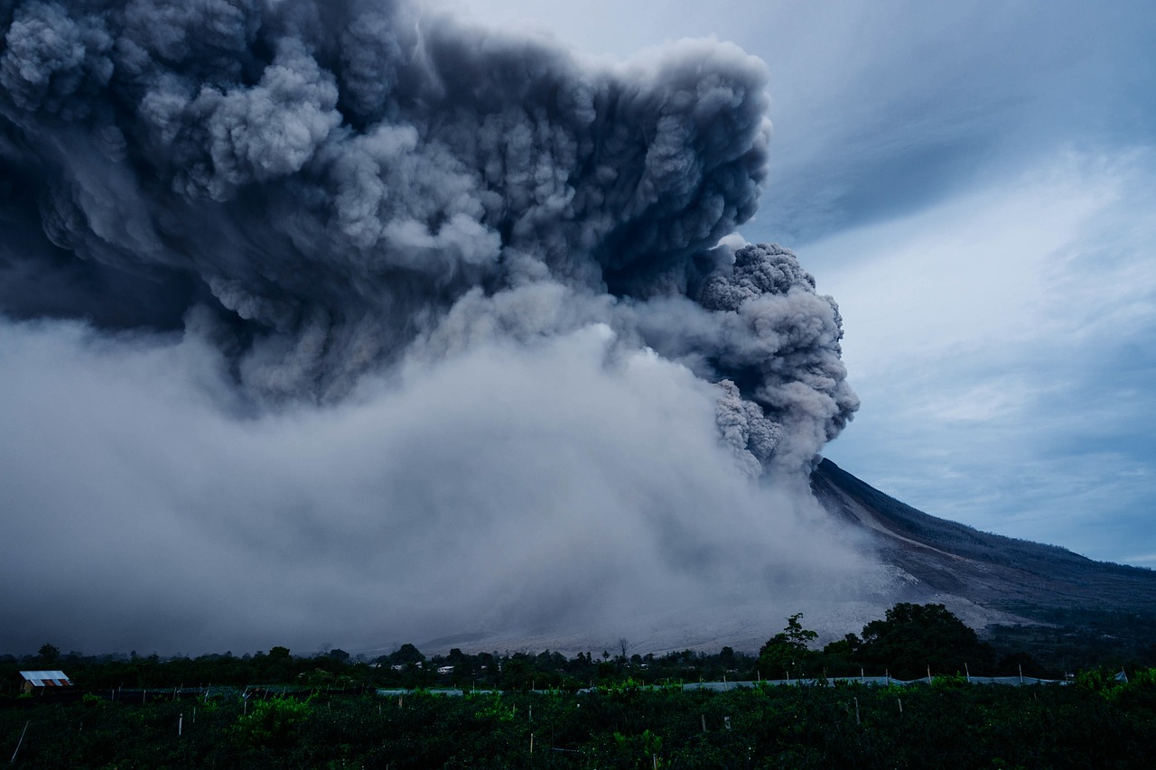 日本樱岛火山喷发，烟柱高达2700米