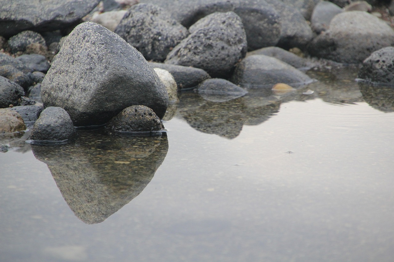 游客讲述冰岛景点坍塌生死瞬间