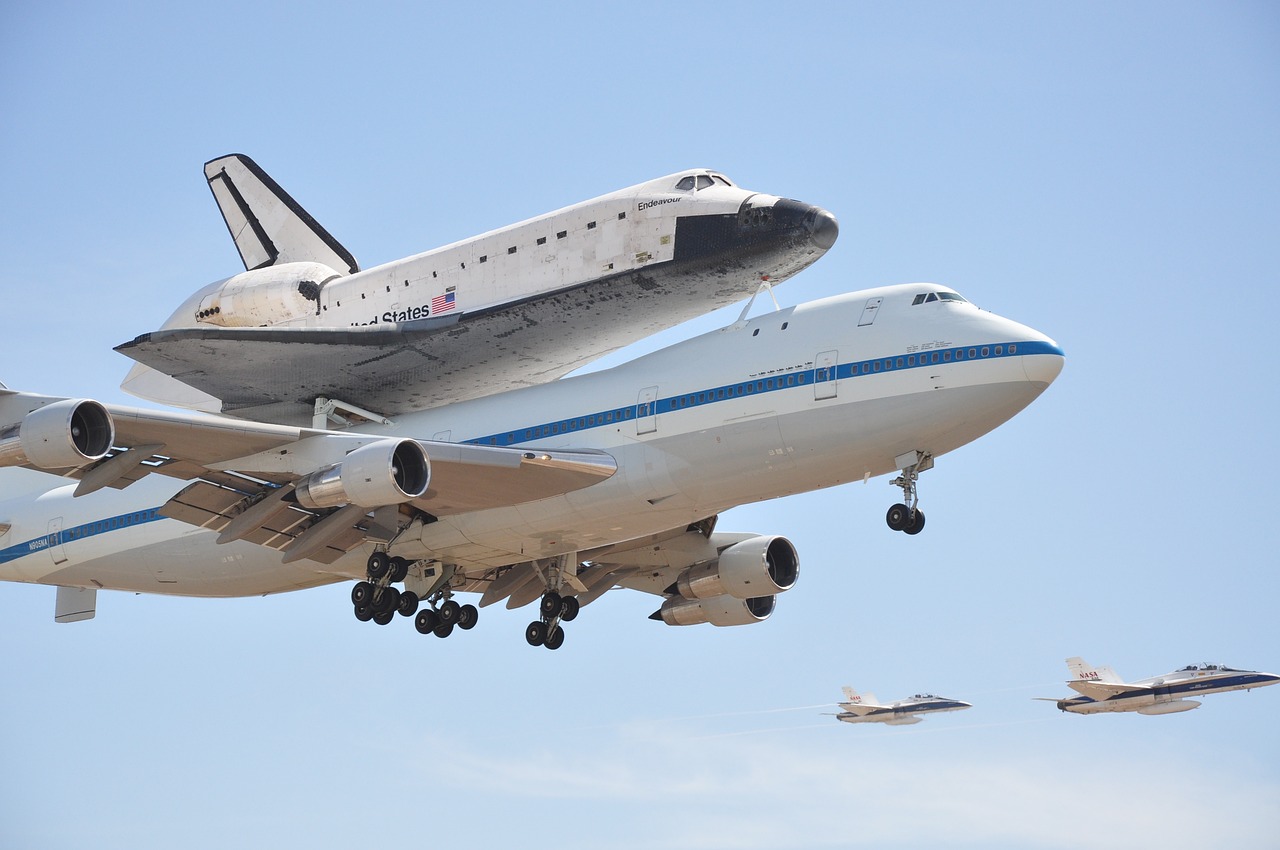 中国8架C919飞机投入商业飞行，标志着中国航空业又一重要里程碑。C919飞机是中国自主研发的大型客机，具有极高的国际关注度和市场潜力。本文将从多个角度深入分析C919飞机投入商业飞行的影响和意义。