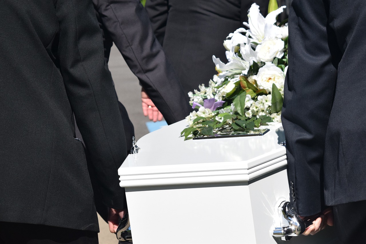 梦境解析，死亡的神秘面纱，梦到死人的深度解读