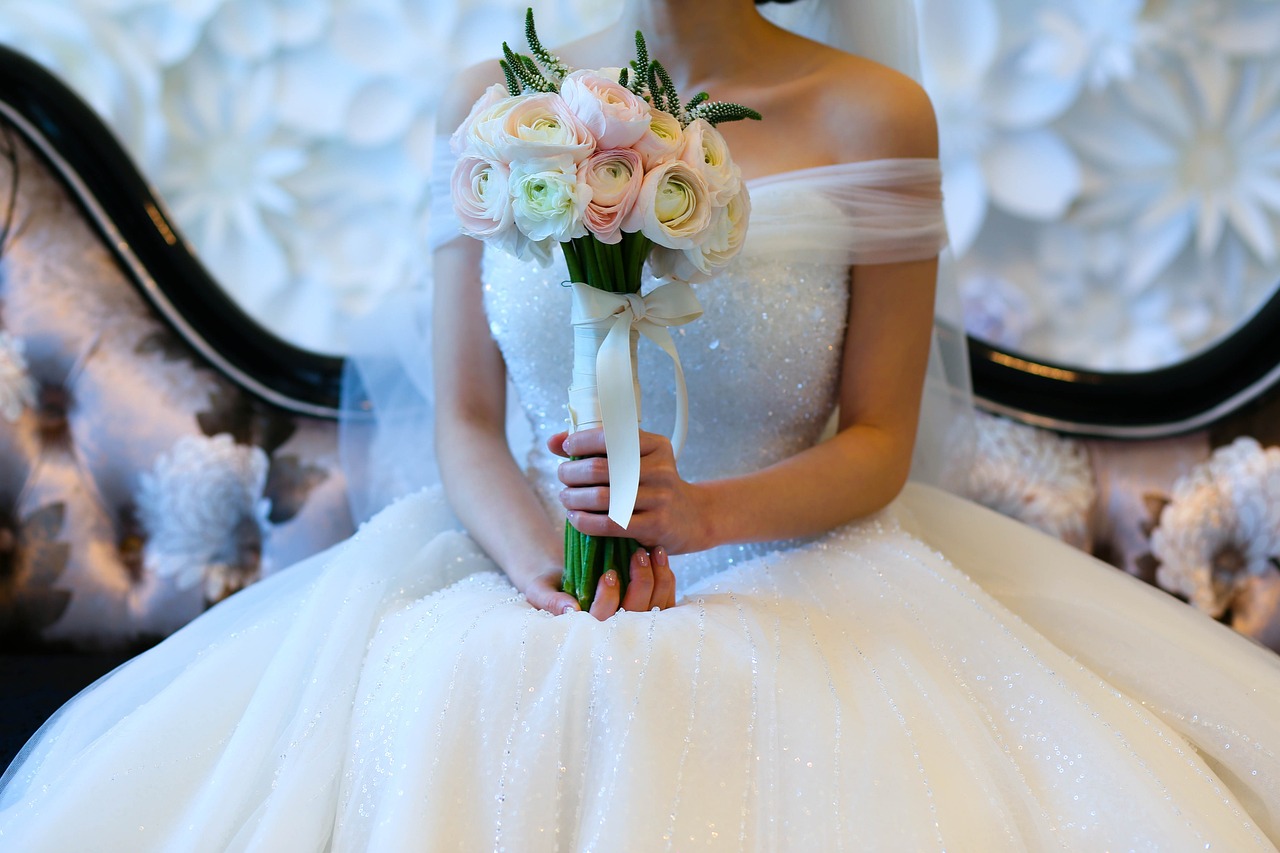 主持人王冠官宣婚讯，爱情与事业的双重喜悦
