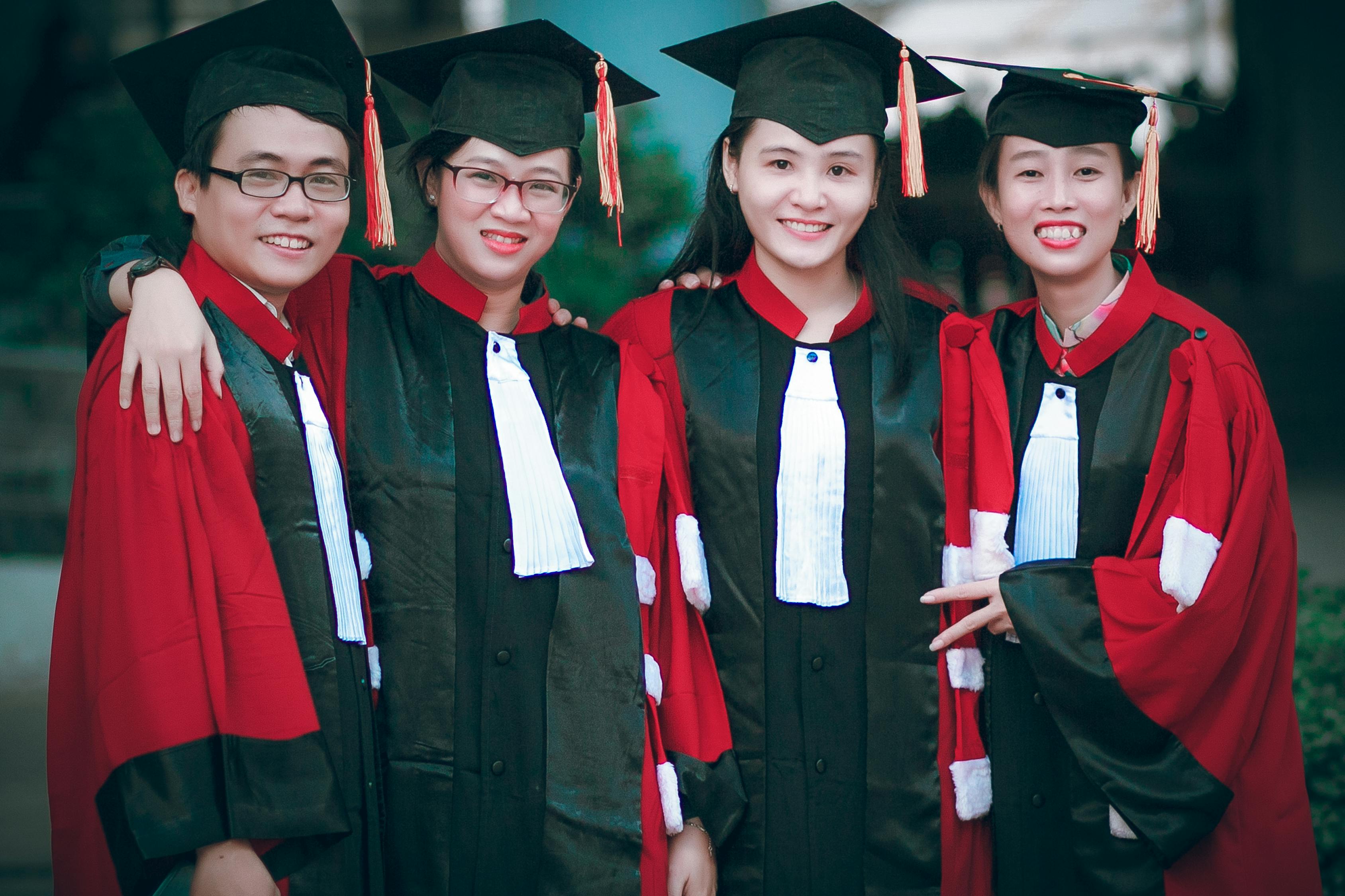女教师被指出轨学生，校方通报