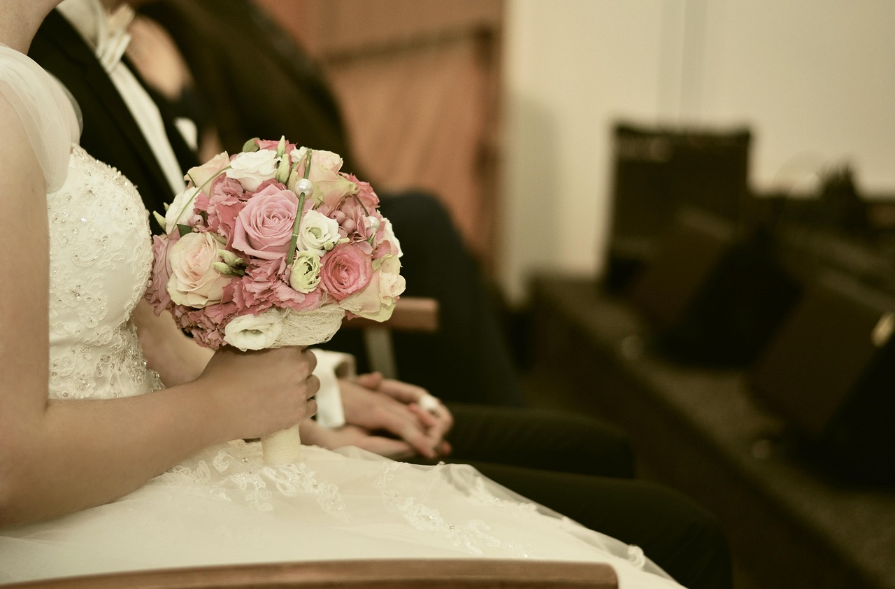 新人在家中举办婚礼 受邀者震惊