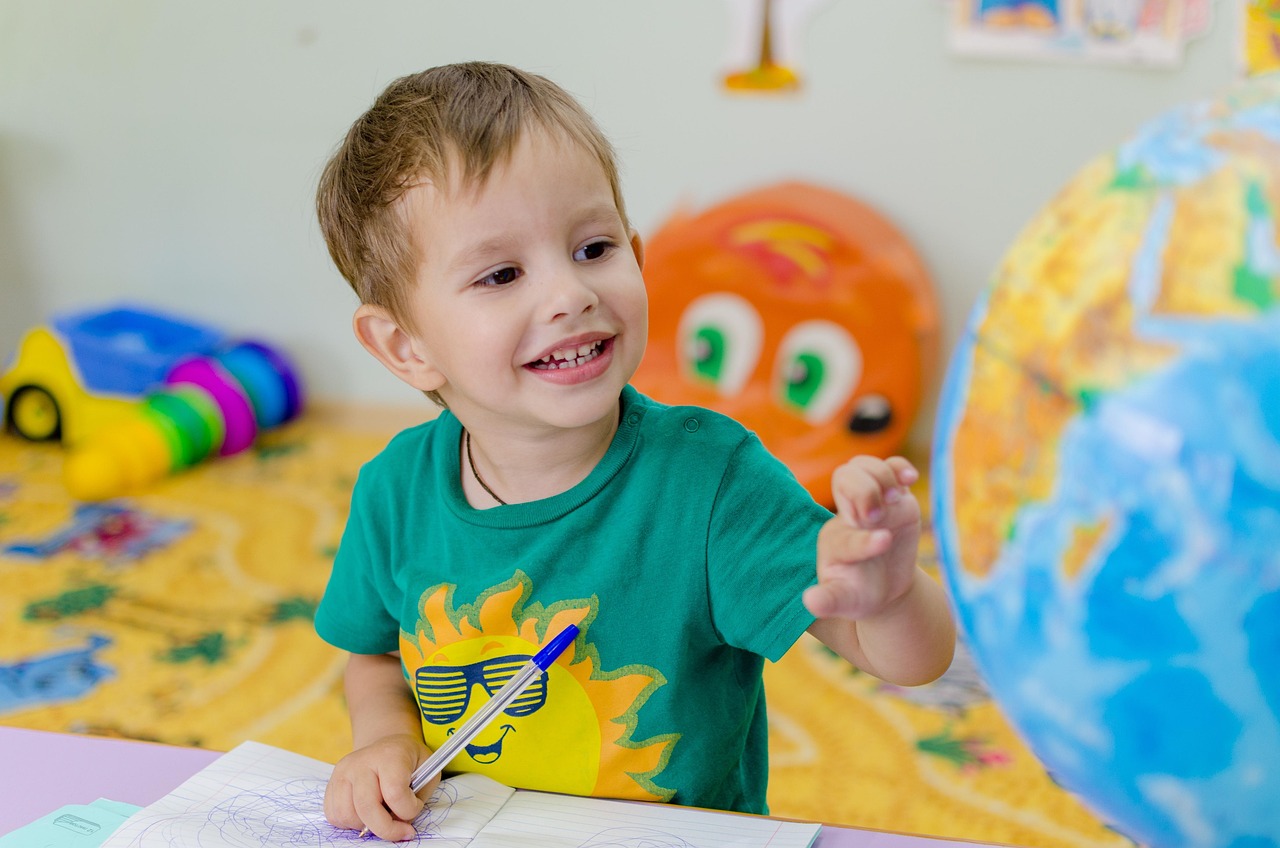幼儿园里的奇趣世界，探索孩子们的纯真与创造力